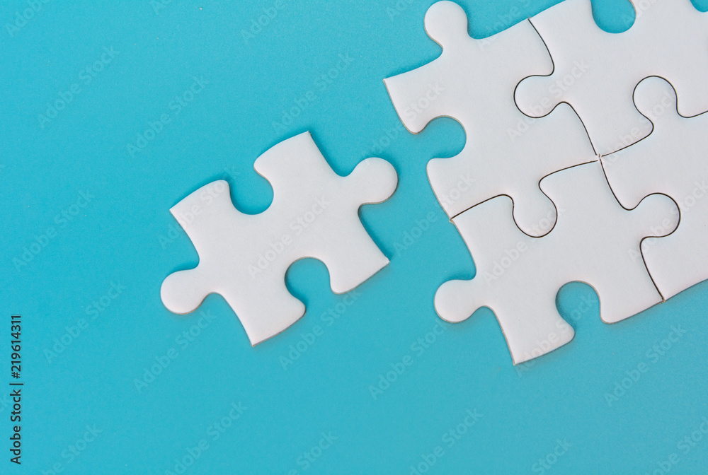 Obraz premium jigsaw puzzle on blue background