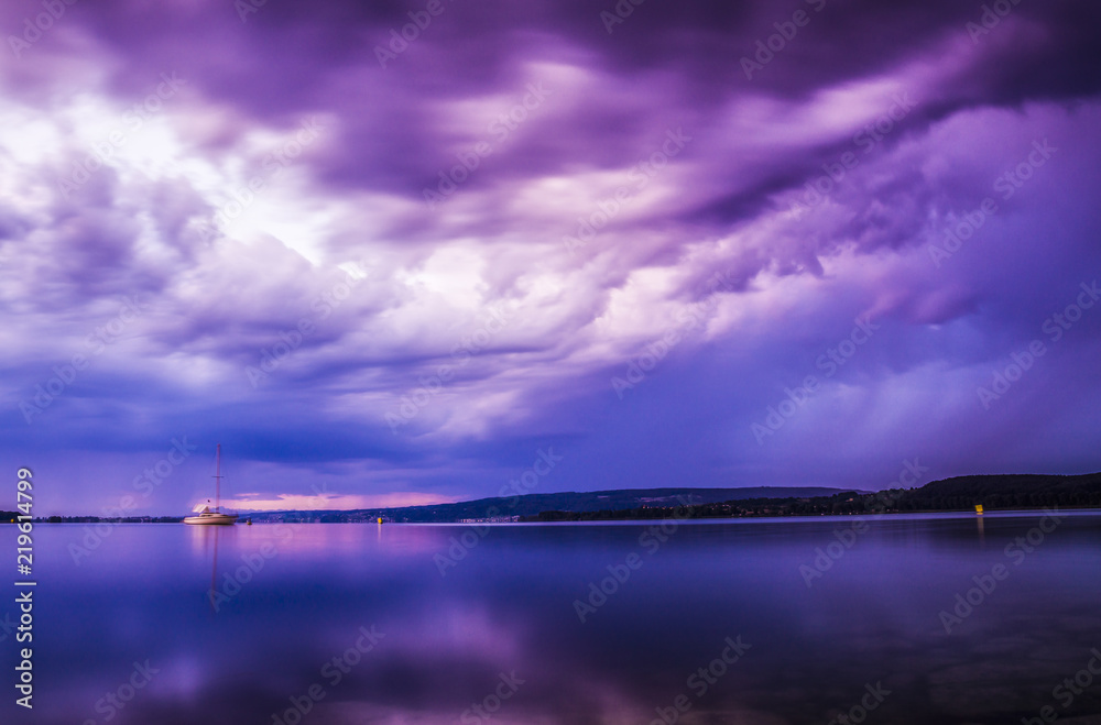 Sommer Gewitter zur blauen Stunde am schönen Bodensee 