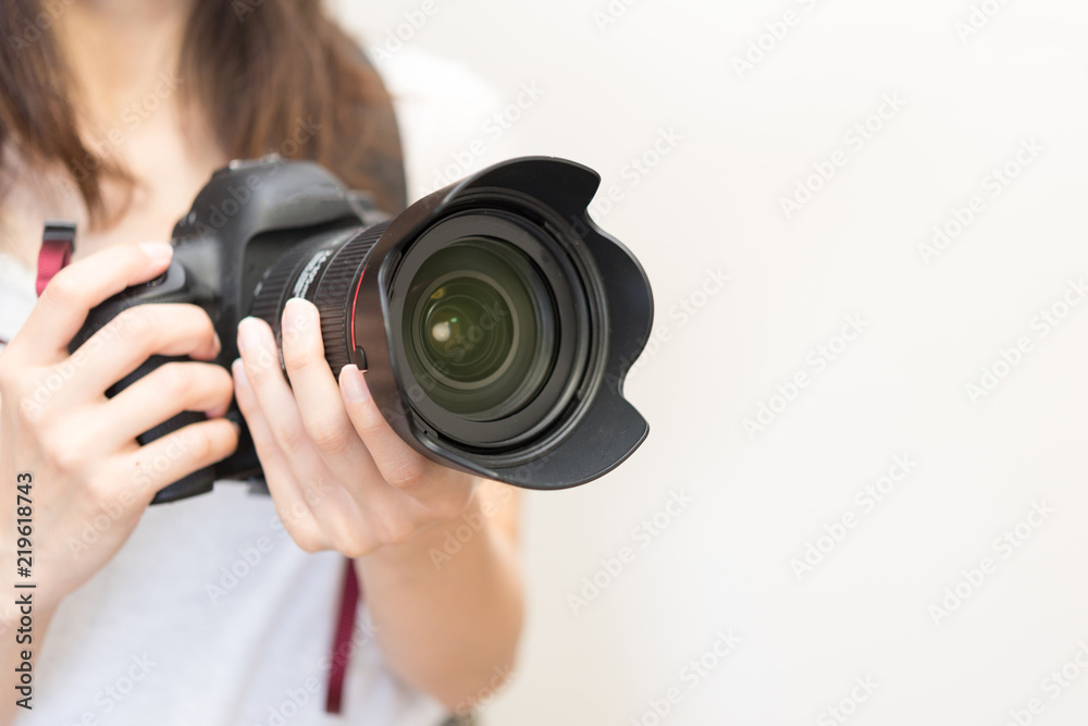 一眼レフを持つ女性 Stock Photo Adobe Stock