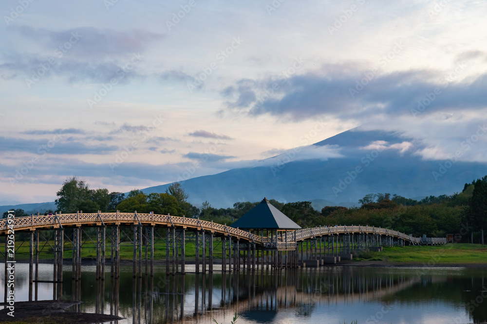 夕焼けに染まる鶴の舞橋