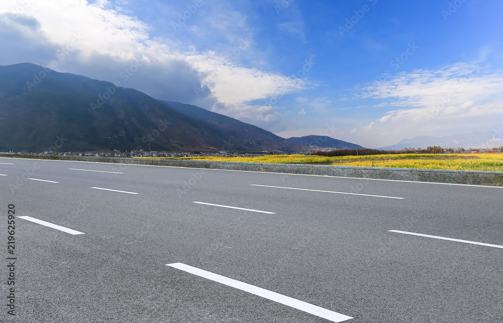 Rolling hills and highways on the plateau Rolling hills and highways on the plateau