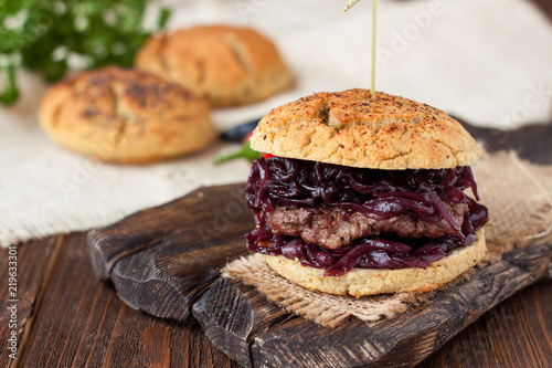 Bilde på lerret Gluten free burger with caramelized onions