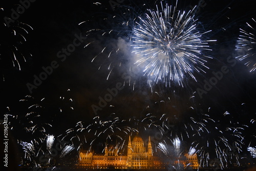 the night with fireworks August 20, which can be enjoyed in Budapest from any of the banks of the Danube, in a wide area that goes from Margarita Island to beyond the bridge of the Chains photo