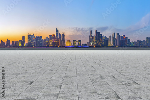 Square floor tiles and Hangzhou skyline © 昊 周