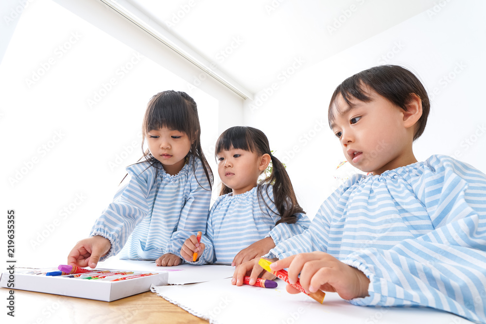 幼稚園でお絵かきをする子ども 幼稚園でお絵かきをする子ども