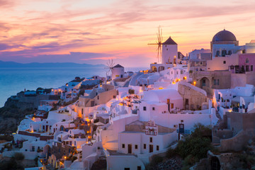 Fototapete Lavendelfarbene Motive Oia Dorf auf Santorini Griechenland  © proslgn