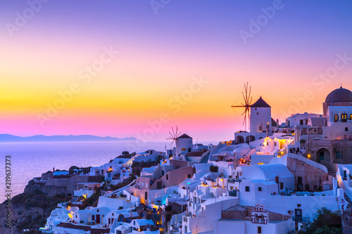 Widok Oia najpiękniejszej miejscowości wyspy Santorini w Grecji.