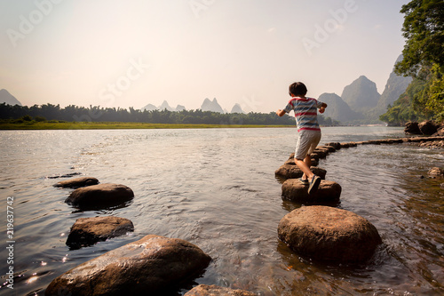 Foto Stepping stone crossing on li river Yangshuo