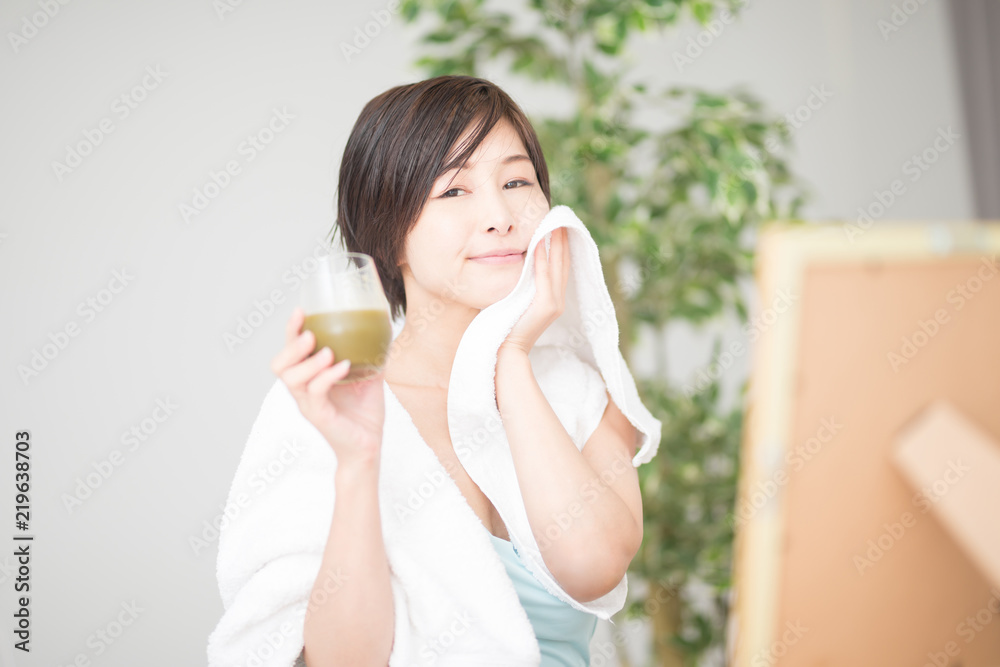 野菜ジュースを飲む女性