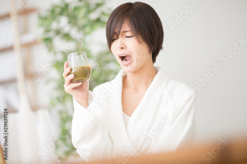Cuadro en lienzo 野菜ジュース・女性・バスローブ