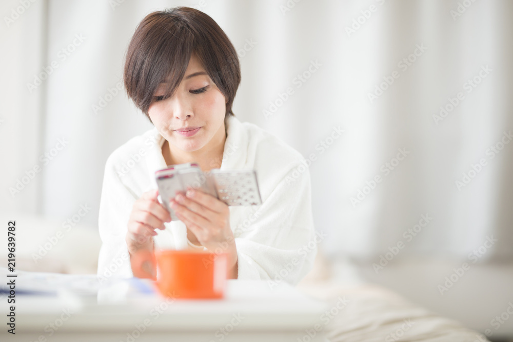 スマホ・女性・バスローブ スマホ・女性・バスローブ