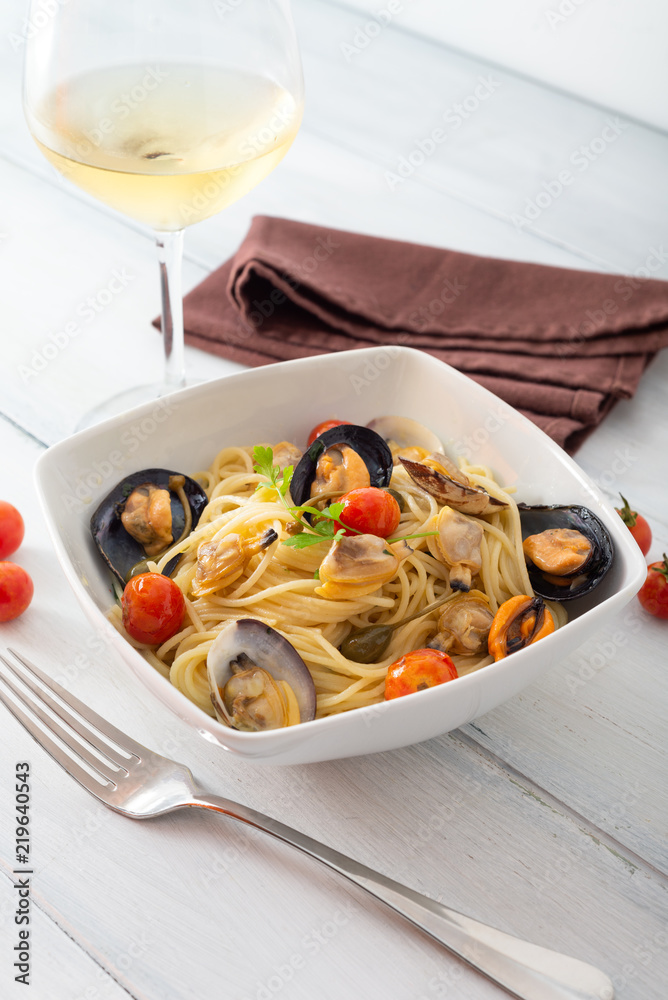 Spaghetti con cozze, vongole e pomodorini, Mediterranean food Spaghetti con cozze, vongole e pomodorini, Mediterranean food