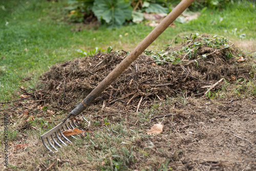 Garden tools properly turn off garden rakes