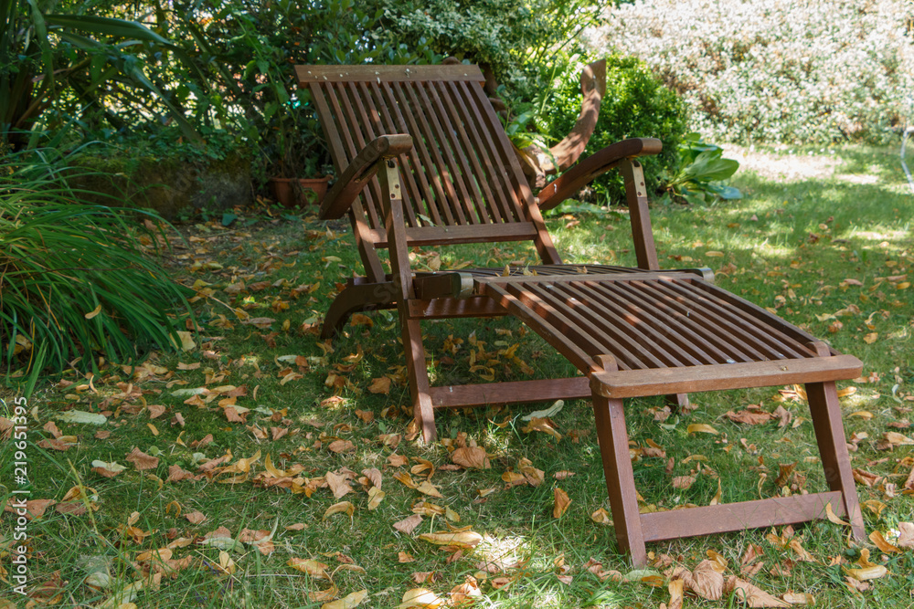 Chaise longue dans un jardin en automne
