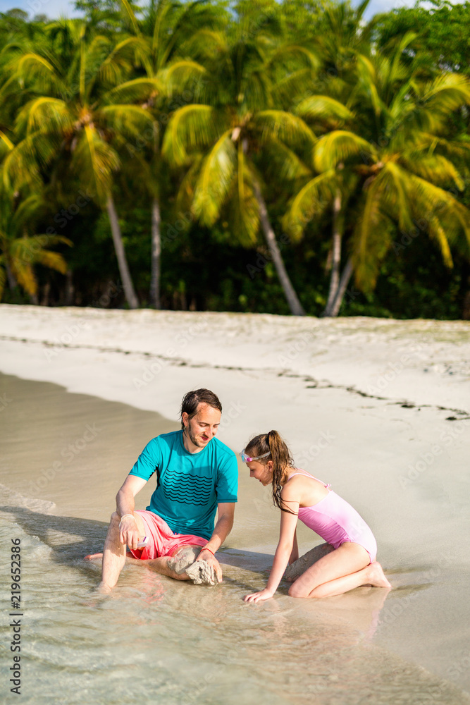 Fototapeta premium Father and daughter at beach