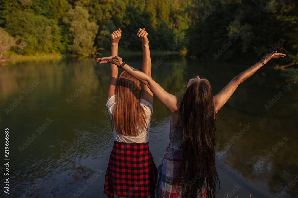Φωτογραφία two good looking girls are rejoicing at great breathtaking landscape of park