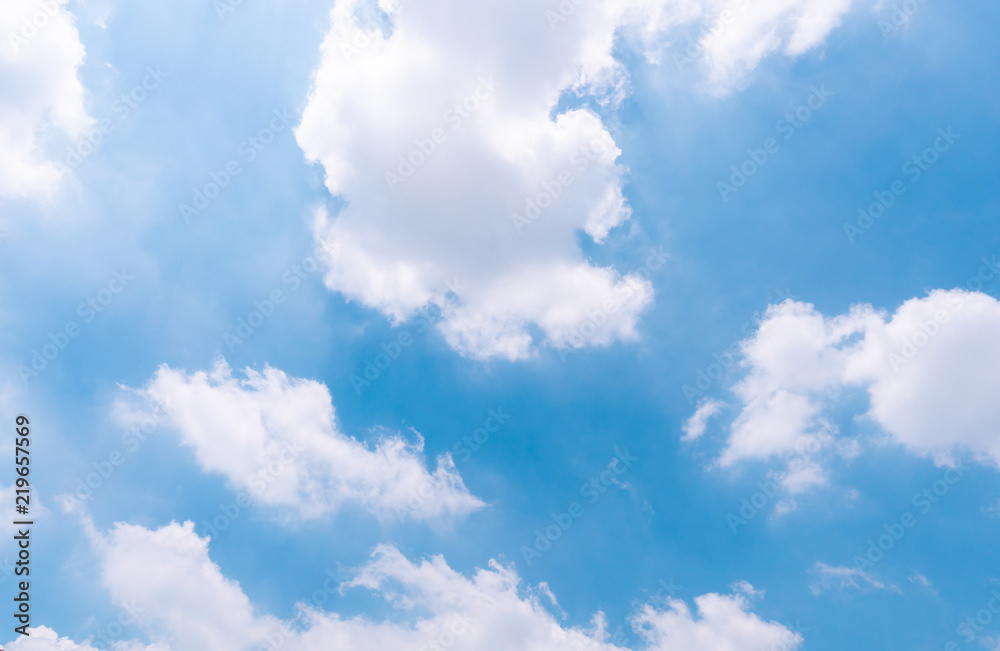 Obraz premium The vast blue sky with large group of fluffy clouds in sunny day of summer, peaceful skies background