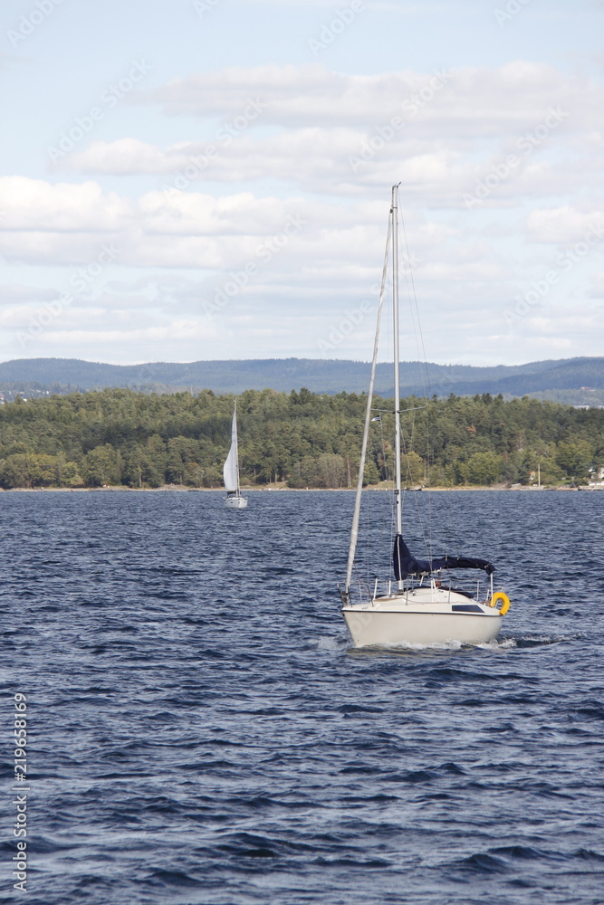 Voiler sur le fjord de Oslo, Norvège Voiler sur le fjord de Oslo, Norvège