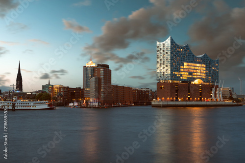 Hamburger Hafen mit Elbphilharmonie photo