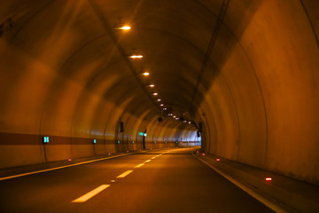 Fotobehang Tunnel Gebogen lege snelwegtunnel  © Goran Jakus