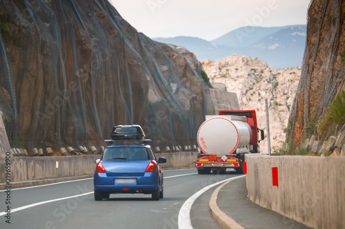 Foto Car driving over Krk brige