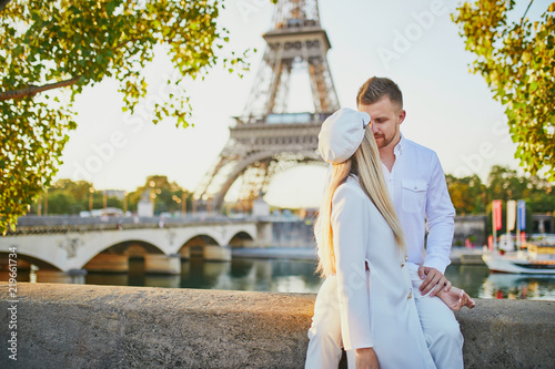 Canvas Print Happy couple near the Eiffel tower