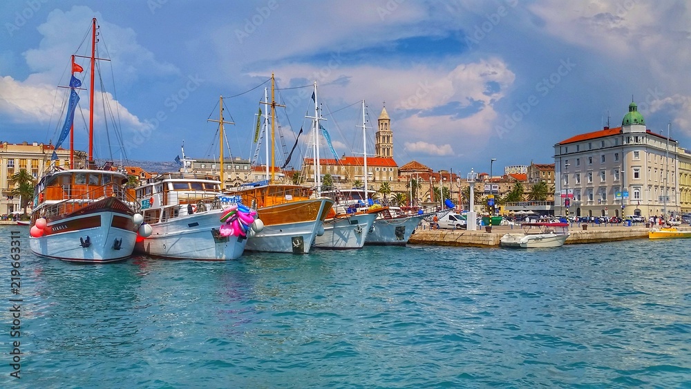 Split port statki turystyczne  - obrazy, fototapety, plakaty 