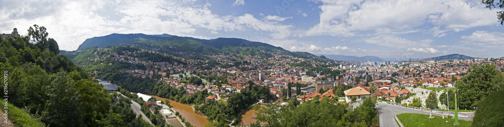 Vista panoramica di Sarajevo capitale della Bosnia Erzegovina. Case, montagne, colline e tetti della città vista dall’alto