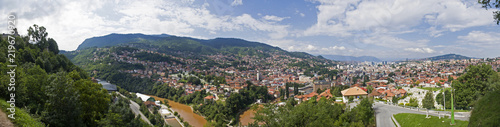 Vista panoramica di Sarajevo capitale della Bosnia Erzegovina. Case, montagne, colline e tetti della città vista dall’alto