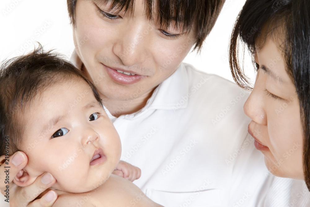 裸の赤ちゃんを抱き微笑み見つめる夫婦 家族愛イメージ Stock 写真 Adobe Stock