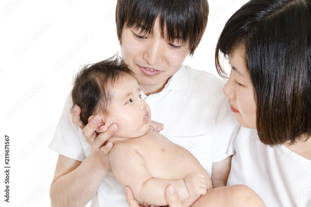 裸の赤ちゃんを抱き微笑み見つめる夫婦 家族愛イメージ Stock Photo Adobe Stock