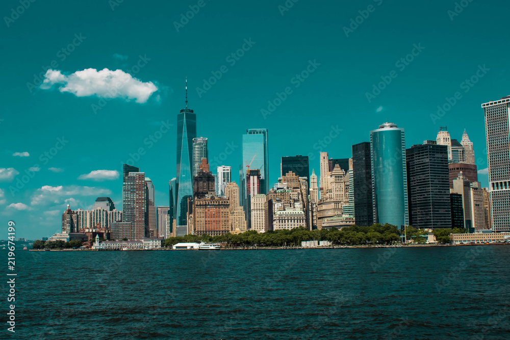 Obraz premium turquoise manhattan panorama taken from ferry
