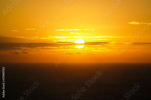Fototapeta Naklejka Na Ścianę i Meble -  Sun rising on the ocean - Sol nascendo no oceano