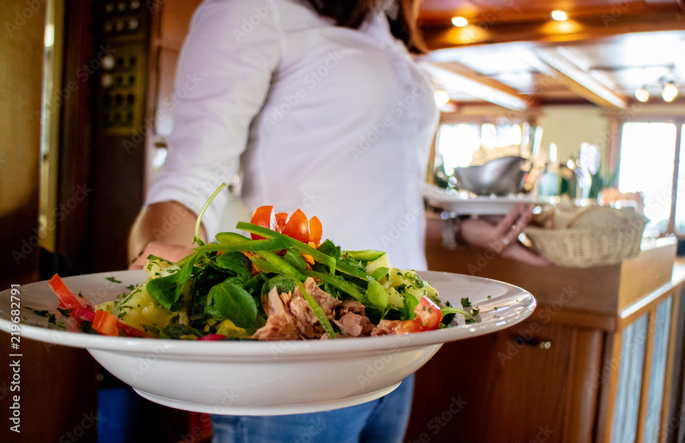 Kellnerin serviert im Restaurant | Salat Bewirtung