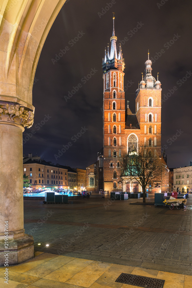 Krakow, Stare Miasto, Old Town square, St. Mary's Basilica