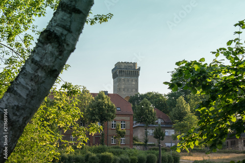 Wasserturm in Finow vor. Der imposante Turm erhebt sich stolz über die Landschaft und ist ein markantes Beispiel für historische Architektur photo