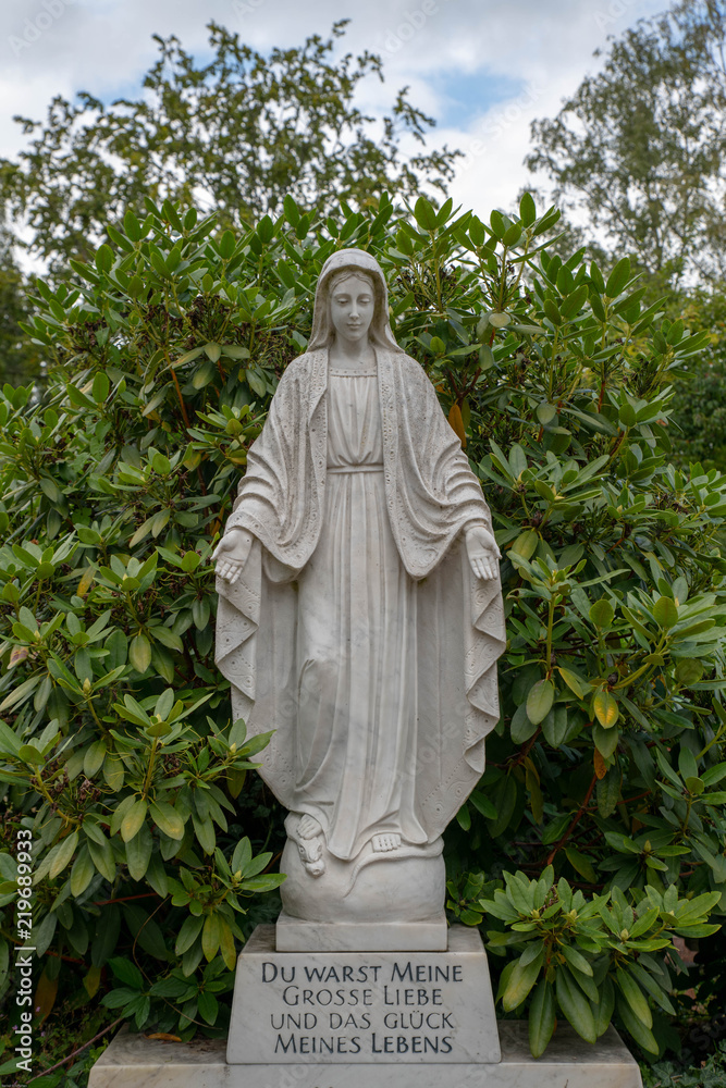 Madonnenfigur mit schönen Spruch auf dem Sockel Madonnenfigur mit schönen Spruch auf dem Sockel