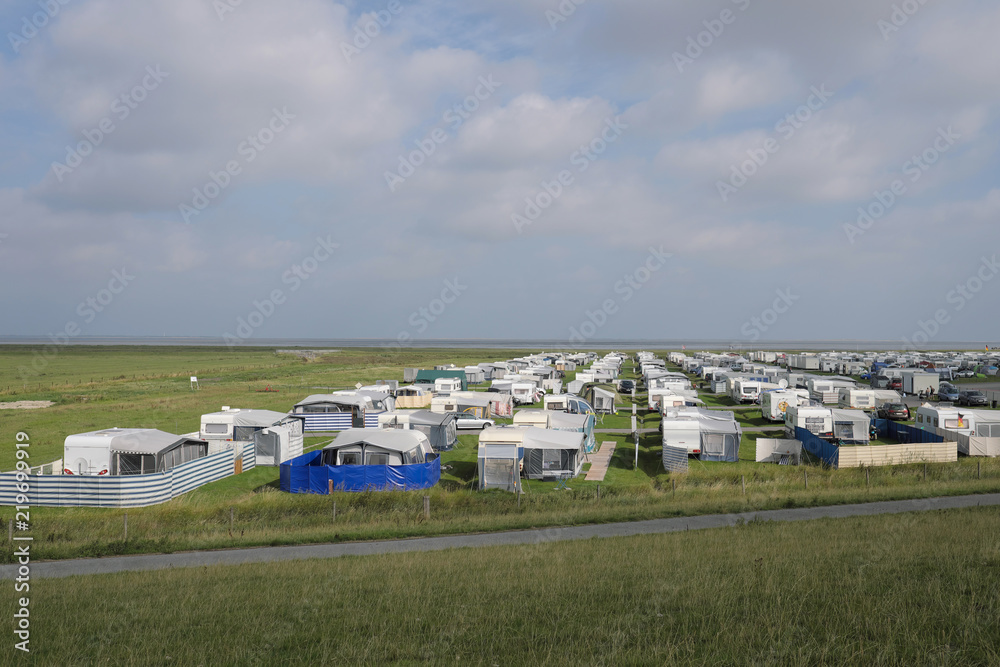 Fototapeta premium Campingpülatz Harlesiel an der Nordsee direkt am Meer im Weltnaturerbe Nationalpark Wattenmeer - Stockfoto