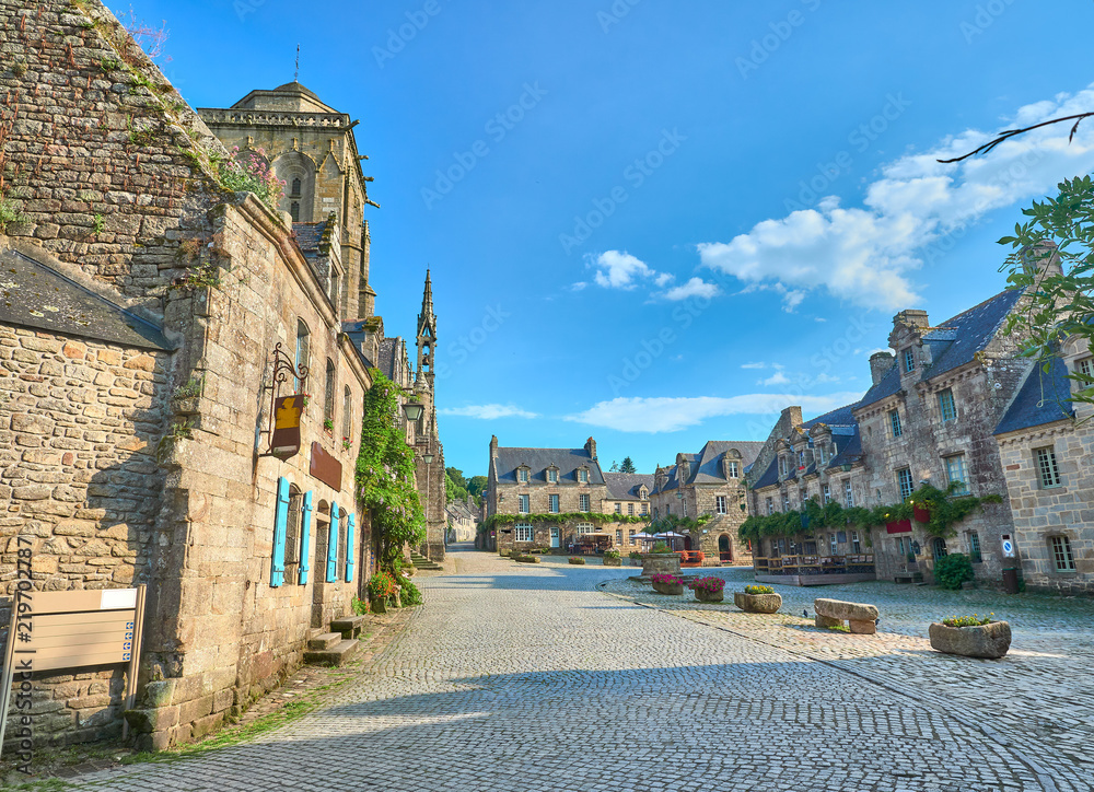 Vista de la Plaza Mayor del Pueblo Medieval de Locronan, Finisterre, Región de Bretaña, Francia