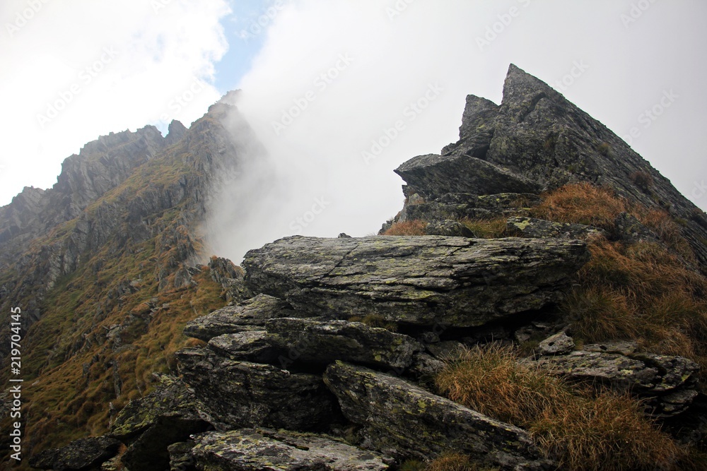 Summit surrounded by clouds - obrazy, fototapety, plakaty 