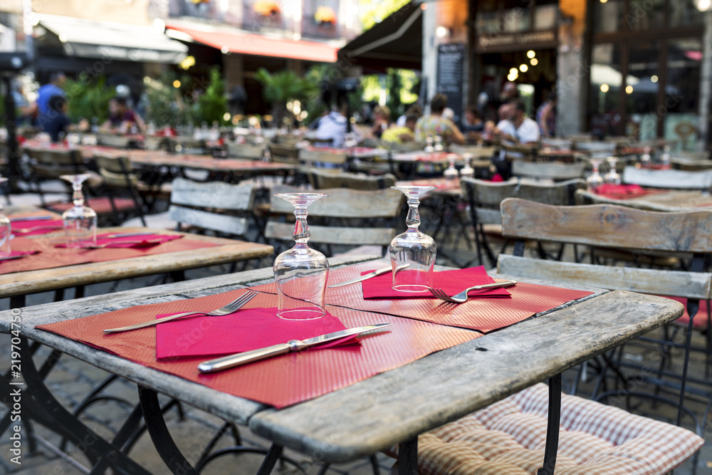 settle table outdoor in Lyon