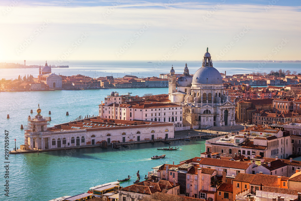 Fototapeta Widok z lotu ptaka na Canal Grande i Bazylikę Santa Maria della Salute, Wenecja, Włochy. Wenecja jest popularnym miejscem turystycznym Europy. Wenecja, Włochy.