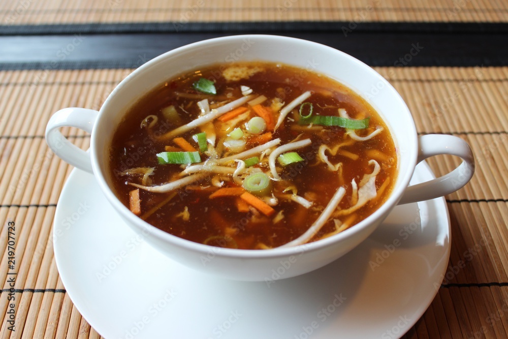 Pikante vegetarische Gemüsesuppe, thailändische Art Pikante vegetarische Gemüsesuppe, thailändische Art