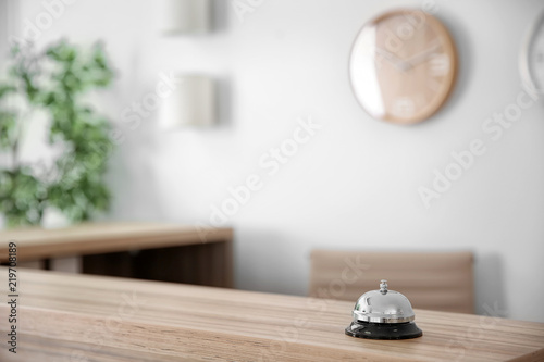 Foto Service bell on reception desk in hotel, closeup
