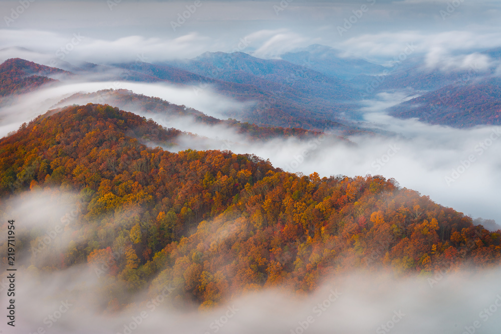 Obraz premium Autumn colors and morning fog, Cumberland Gap National Park