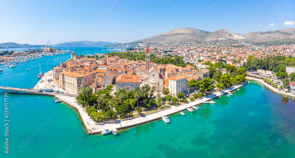 Naklejka premium Widok z lotu ptaka Trogir w lecie, Chorwacja