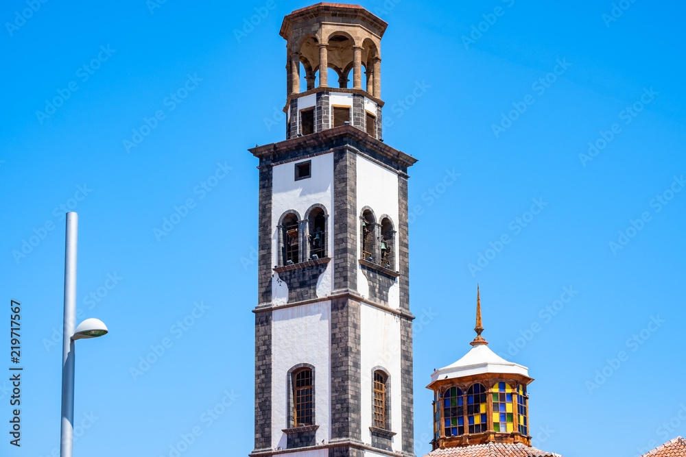 Neu und Alt - der Turm der Iglesia de la Concepción daneben moderne Geschäftshäuser.