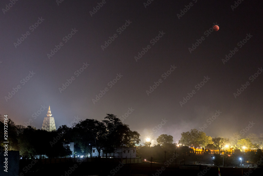 インド、ブッダガヤ、大菩提寺の夜景と月。仏教の聖地