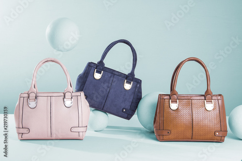 Photos bolsas de dama fondo azul pastel producto