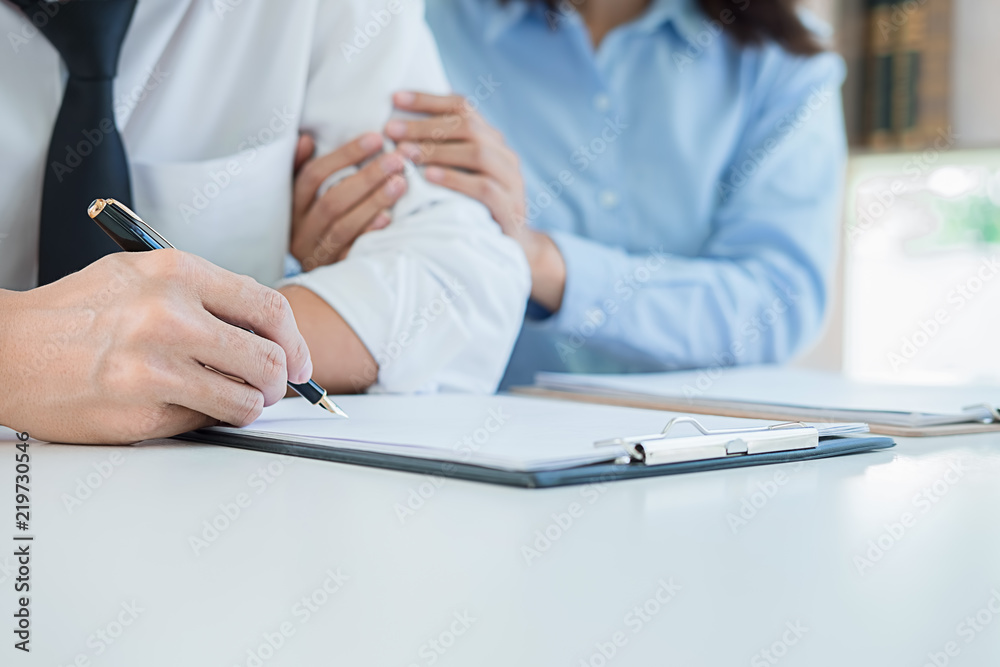 Obraz premium Judge gavel with Justice lawyers deciding, consultation on marriage divorce between married couple and signing divorce documents on table. Concepts of Law and Legal sevices.